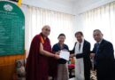 དཔལ་ལྡན་ཚོགས་གཙོ་སྦྲེལ་པོས་ཉི་འོང་གྲོས་ཚོགས་འཐུས་མི་སྐུ་ཞབས་ཝ་དཱ་ཡུ་ཆི་རཱོ་མཆོག་དང་ལྷན་མཇལ་འཕྲད་གནང་བ།