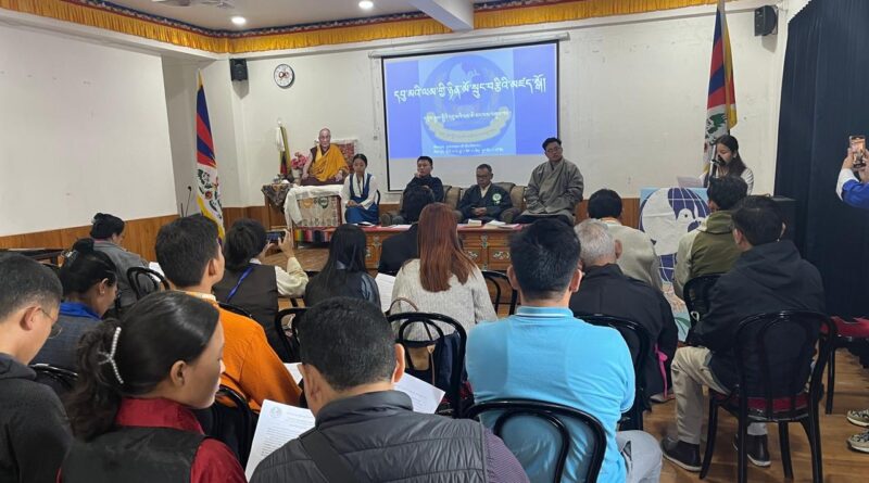 དབུ་མའི་ལམ་གྱི་ཉིན་མོ་སྲུང་བརྩི་དང་བོད་ཡིག་རྩེ་ཕུད་ལེན་མཁན་སློབ་མ་རྣམས་ལ་བྱ་དགའ་གནང་སོང་།