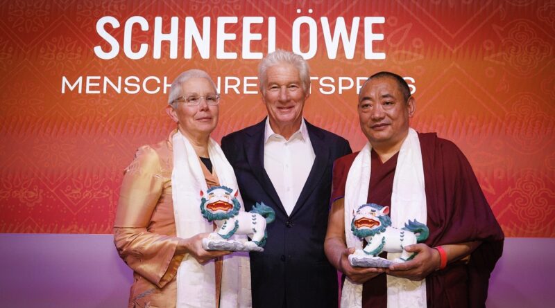 འབུམ་རམས་པ་དགེ་བཤེས་བློ་བཟང་སྨོན་ལམ་ལ་གངས་སེང་འགྲོ་བ་མིའི་ཐོབ་ཐང་གཟེངས་རྟགས་ཕུལ་འདུག།