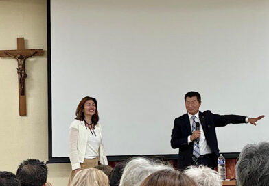 ཧྥ་རན་སི་ཧ་ཝར་ཌི་ཚོགས་པས་དཀའ་ངལ་ལ་གདོང་ལེན་བྱས་ནས་སྲིད་ཟུར་གྱི་གཏམ་བཤད་གོ་སྒྲིག་བྱས་འདུག