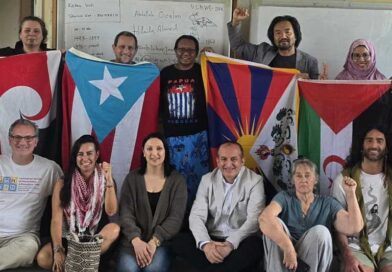 ཨ་ཚོགས་ཀླུ་མཁར་བྱམས་རྒྱལ་སྤྱིའི་ཡུལ་ཤོར་བའི་གླེང་སྟེགས་སུ་མཉམ་ཞུགས་བྱས་འདུག