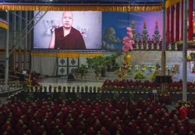 བཀའ་བརྒྱུད་སྨོན་ལམ་ཐེངས་བཞི་བཅུ་པ་དབུ་འཛུགས།