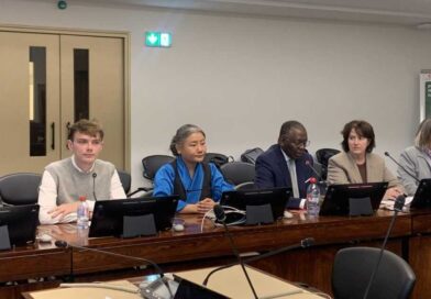 སུད་སི་སྐུ་ཚབ་དོན་གཅོད་ཀྱིས་བོད་དོན་གསུང་བཤད་གནང།