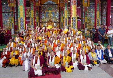 ༸གོང་ས་མཆོག་གིས་རྒྱལ་སྤྱིའི་པཱ་ལི་དང་ལེགས་སྦྱར་ཆོས་བརྒྱུད་ཀྱི་ཤེས་ཡོན་བརྗེ་ལེན་ལས་གཞིའི་སློབ་གཉེར་བ་རྣམས་ལ་མཇལ་ཁ་གནང་བ། ༸གོང་ས་མཆོག་གིས་རྒྱལ་སྤྱིའི་པཱ་ལི་དང་ལེགས་སྦྱར་ཆོས་བརྒྱུད་ཀྱི་ཤེས་ཡོན་བརྗེ་ལེན་ལས་གཞིའི་སློབ་གཉེར་བ་རྣམས་ལ་མཇལ་ཁ་གནང་བ།