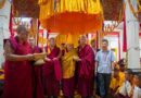 ༸གོང་ས་མཆོག་ལ་གདན་ས་ཆེན་པོ་དགའ་ལྡན་དང་མོན་གྷོ་གཞིས་ཆགས་ཀྱིས་བརྟན་བཞུགས་ཕུལ་འདུག