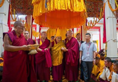 ༸གོང་ས་མཆོག་ལ་གདན་ས་ཆེན་པོ་དགའ་ལྡན་དང་མོན་གྷོ་གཞིས་ཆགས་ཀྱིས་བརྟན་བཞུགས་ཕུལ་འདུག ༸གོང་ས་མཆོག་ལ་གདན་ས་ཆེན་པོ་དགའ་ལྡན་དང་མོན་གྷོ་གཞིས་ཆགས་ཀྱིས་བརྟན་བཞུགས་ཕུལ་འདུག
