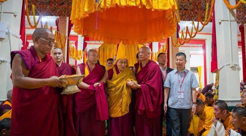 ༸གོང་ས་མཆོག་ལ་གདན་ས་ཆེན་པོ་དགའ་ལྡན་དང་མོན་གྷོ་གཞིས་ཆགས་ཀྱིས་བརྟན་བཞུགས་ཕུལ་འདུག ༸གོང་ས་མཆོག་ལ་གདན་ས་ཆེན་པོ་དགའ་ལྡན་དང་མོན་གྷོ་གཞིས་ཆགས་ཀྱིས་བརྟན་བཞུགས་ཕུལ་འདུག