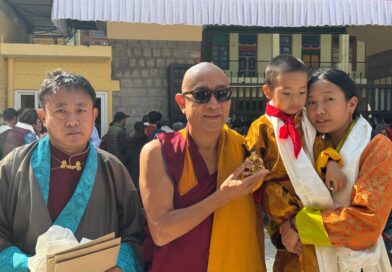 ༸གོང་ས་མཆོག་གིས་བར་འབྲོག་ཆུ་བཟང་རིན་པོ་ཆེའི་ཡང་སྲིད་ཀྱི་དབུ་སྐྲ་གཙུག་ཕུད་བཞེས།