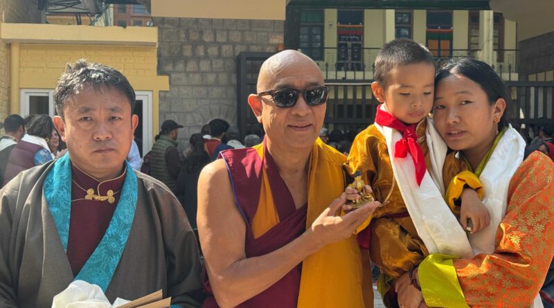 ༸གོང་ས་མཆོག་གིས་བར་འབྲོག་ཆུ་བཟང་རིན་པོ་ཆེའི་ཡང་སྲིད་ཀྱི་དབུ་སྐྲ་གཙུག་ཕུད་བཞེས།