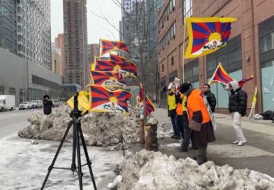 ནིའུ་ཡོག་རྒྱ་དམར་གཞུང་ཚབ་མདུན་དུ་ཚེས་༡༠ ལས་འགུལ་ཐེངས་༡༨ པ་དེ་སྤེལ་འདུག