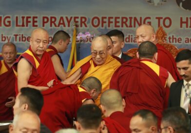 རྒྱ་གར་བོད་དོན་རྒྱབ་སྐྱོར་ཚོགས་པ་ཁག་གིས་༧གོང་ས་མཆོག་ལ་བརྟན་བཞུགས་བསྟར་འབུལ།