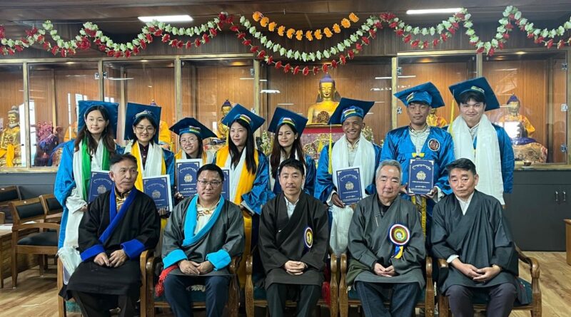 འགྲོ་ཕན་བོད་ཀྱི་སྨན་རྩིས་ཁང་དབུ་བརྙེས་ནས་མི་ལོ་༦༥ འཁོར་བའི་དུས་ཆེན་དང་སློབ་ཐོན་མཛད་སྒོ། འགྲོ་ཕན་བོད་ཀྱི་སྨན་རྩིས་ཁང་དབུ་བརྙེས་ནས་མི་ལོ་༦༥ འཁོར་བའི་དུས་ཆེན་དང་སློབ་ཐོན་མཛད་སྒོ།