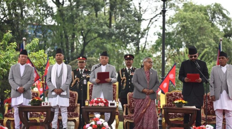 བལ་ཡུལ་གྱི་སྲིད་བློན་གསར་པའི་དམ་འབུལ་དང་སྲིད་བློན་ཟུར་པ་འཛིན་བཟུང་བྱས་འདུག བལ་ཡུལ་གྱི་སྲིད་བློན་གསར་པའི་དམ་འབུལ་དང་སྲིད་བློན་ཟུར་པ་འཛིན་བཟུང་བྱས་འདུག